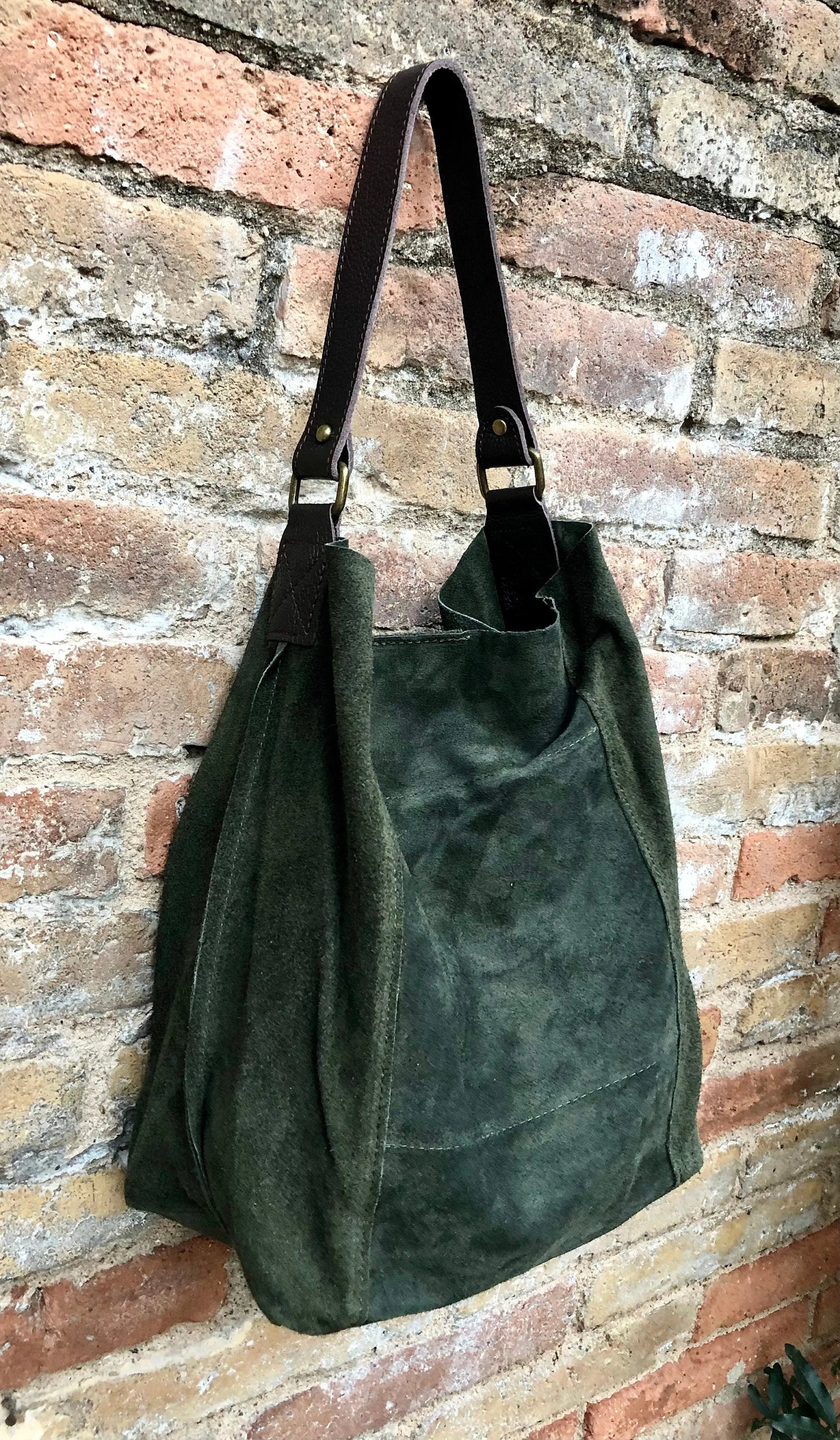 Slouch leather bag in dark GREEN.  Soft hobo shoulder bagn with ZIPPER. Book or tablet bags in suede. Dark GREEN suede bag. Dark green purse