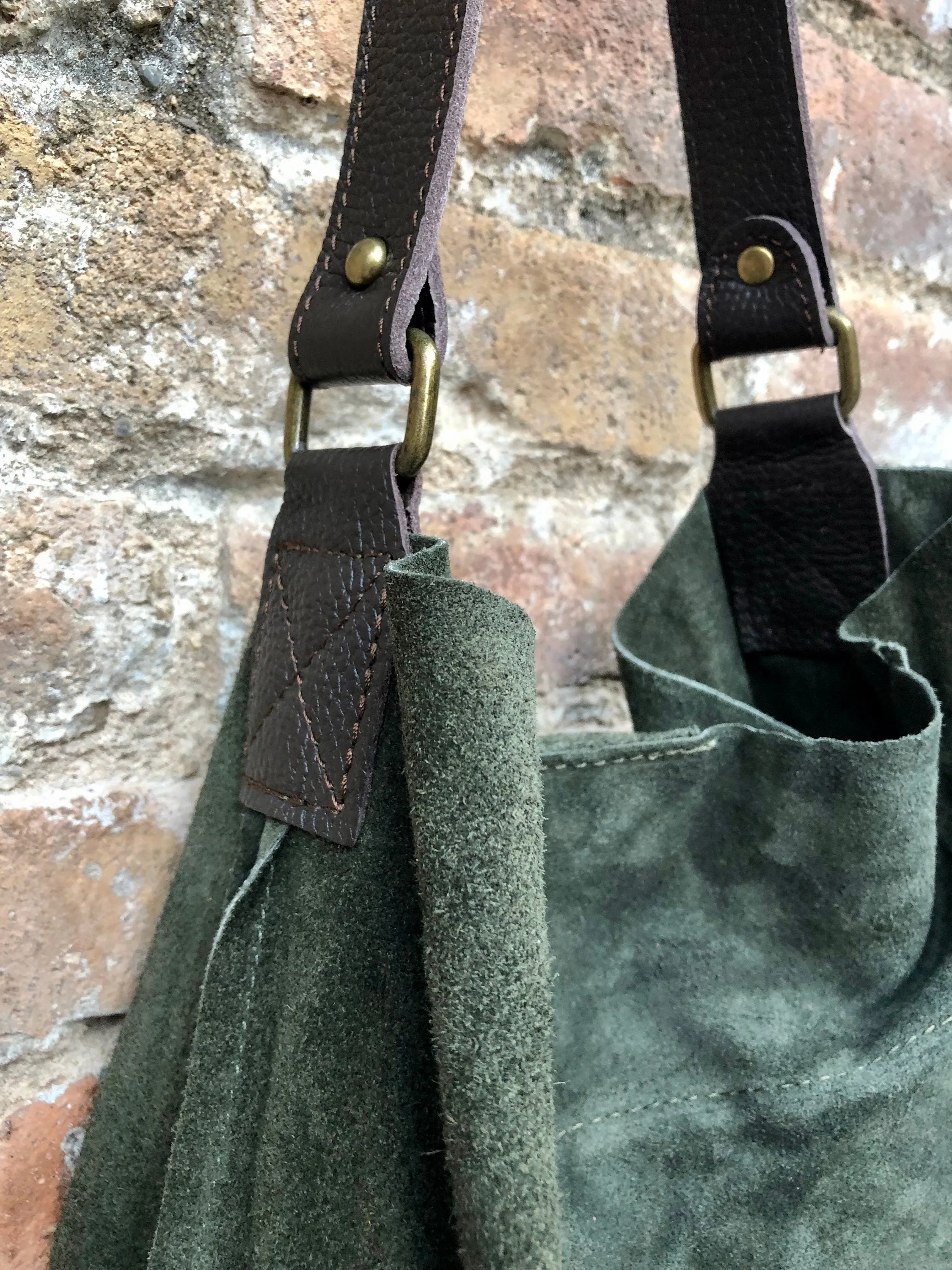 Slouch leather bag in dark GREEN.  Soft hobo shoulder bagn with ZIPPER. Book or tablet bags in suede. Dark GREEN suede bag. Dark green purse