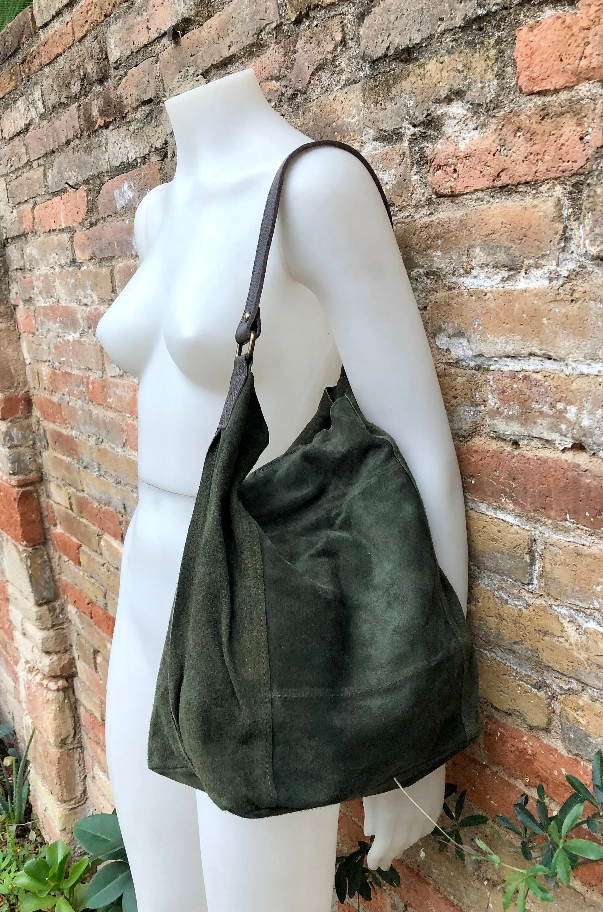 Slouch leather bag in dark GREEN.  Soft hobo shoulder bagn with ZIPPER. Book or tablet bags in suede. Dark GREEN suede bag. Dark green purse