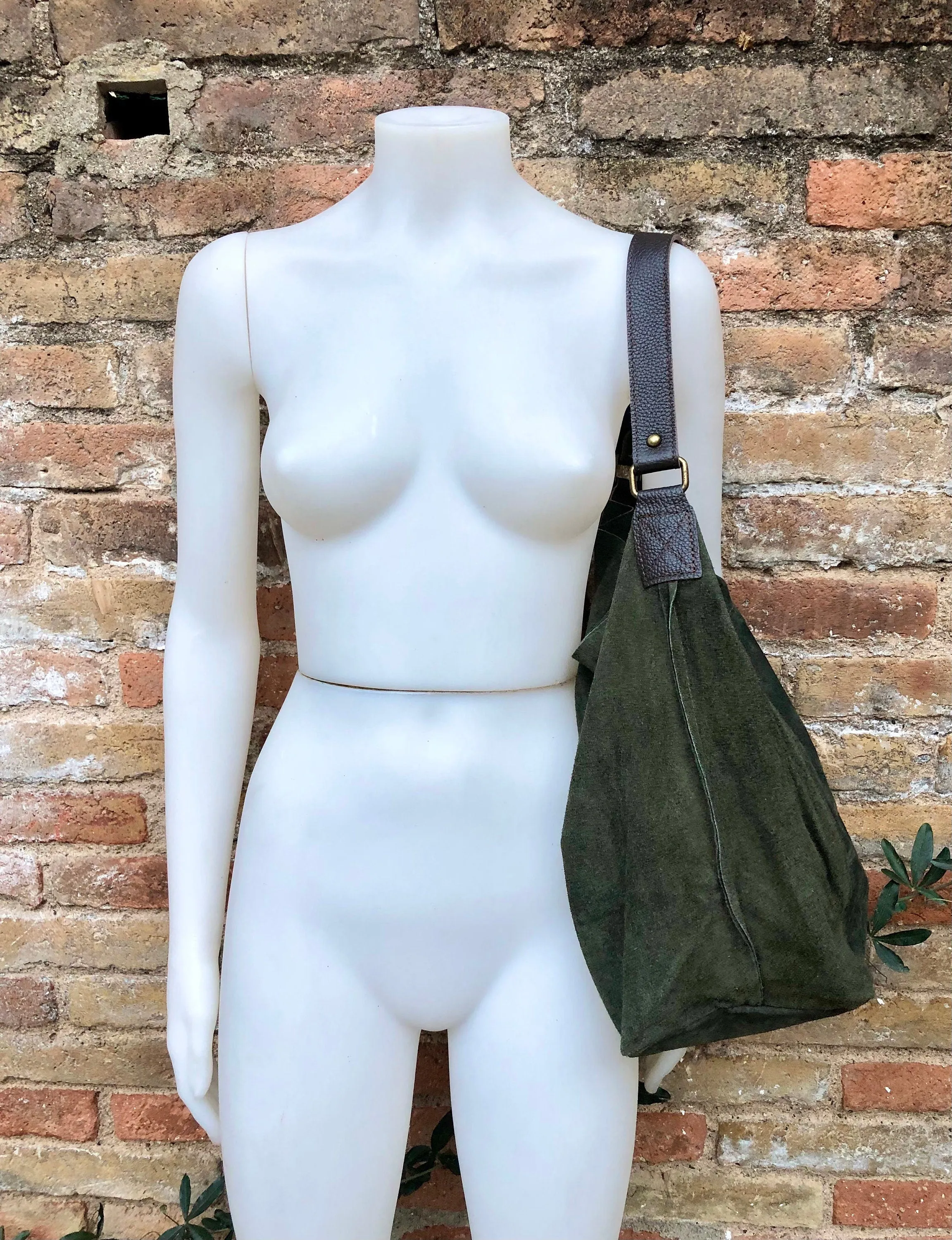 Slouch leather bag in dark GREEN.  Soft hobo shoulder bagn with ZIPPER. Book or tablet bags in suede. Dark GREEN suede bag. Dark green purse